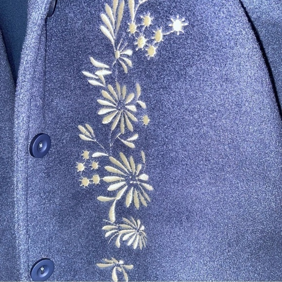 Vermont country store slate, blue embroidered fleece jacket with white flowers. - Picture 4 of 6